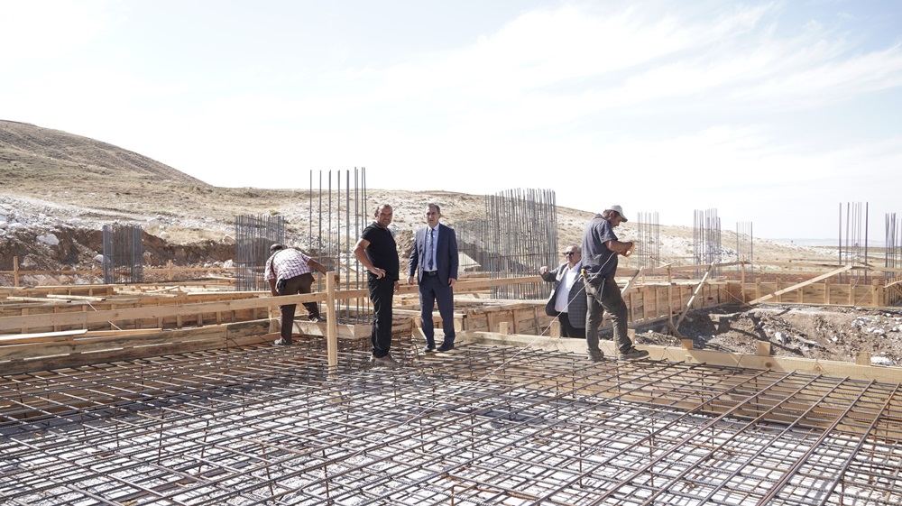 Başkan Ahmet Buran, Aşıkoğlu Mahallesindeki Köy Konağı İnşaatını İnceledi